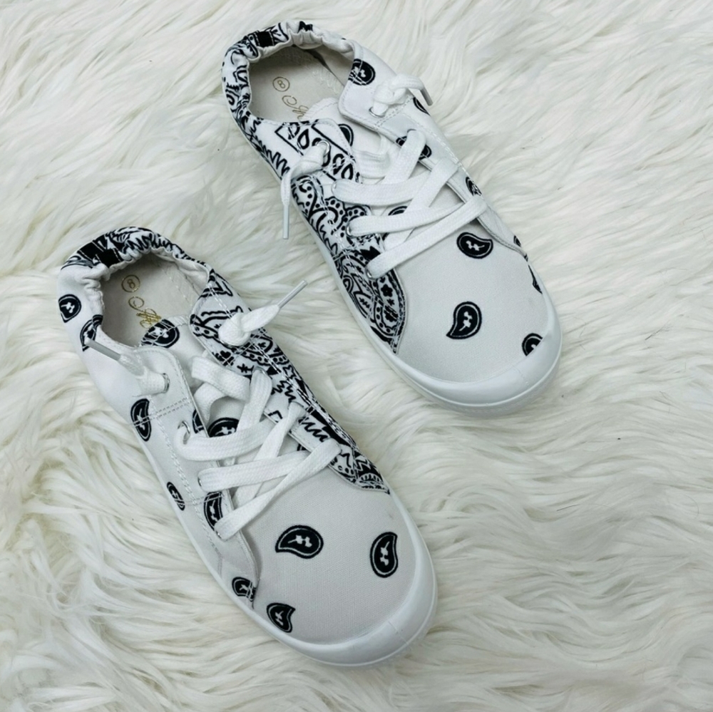 ‼️CLEARANCE PRICE FIRM‼️White Bandana Sneakers🖤🤍 - Picture 3 of 9